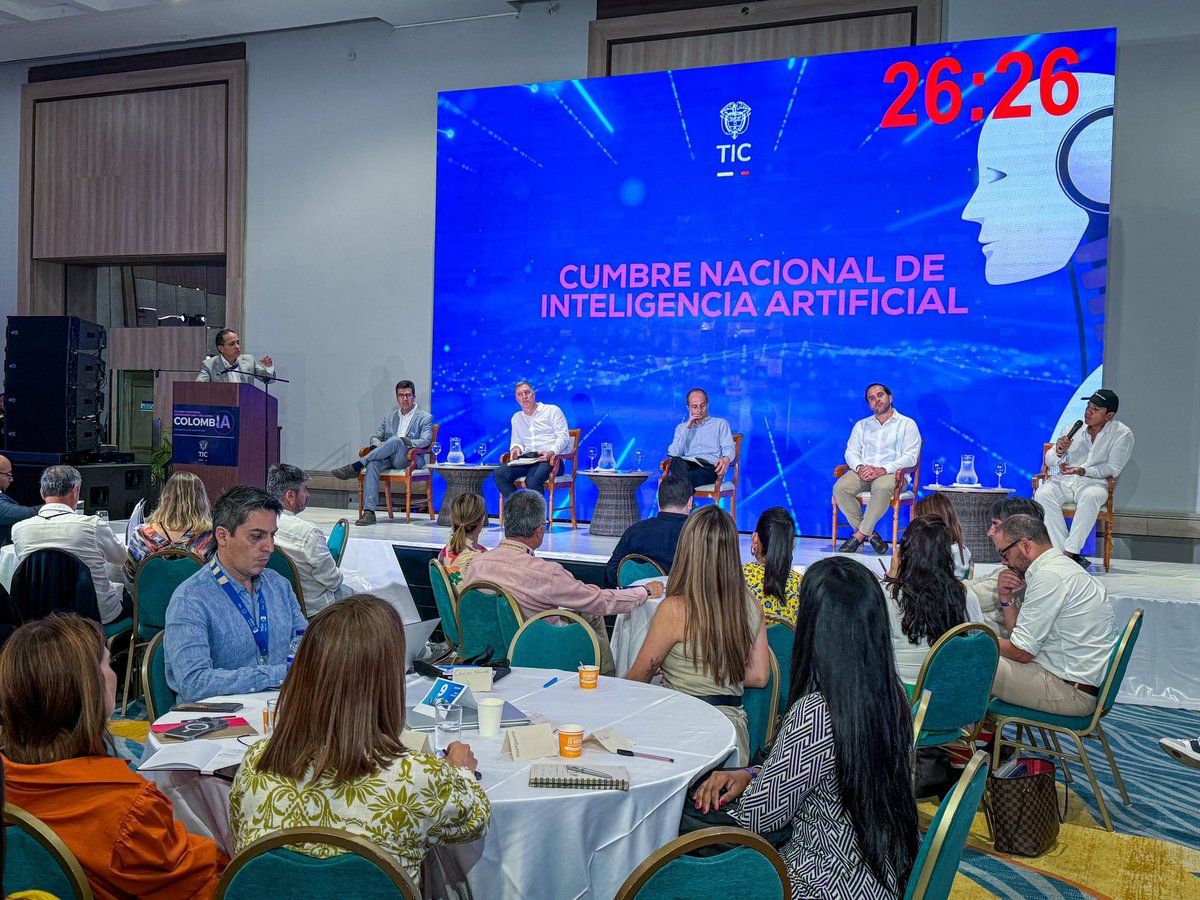 DNP_Colombia's tweet image. En el primer panel de #CumbreColombIA @alvdaza señaló que encontrar talento es fundamental para desarrollar la IA, destacando que Colombia cuenta con mucho talento, además del apoyo de distintos países.
Por su parte, @KattanSaul explicó que Colombia tiene una gran oportunidad…