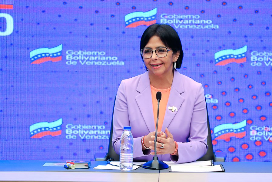 PartidoPSUV's tweet photo. Vicepresidenta Rodríguez a Boric: Es vergonzosa tanta rodilla doblada al imperio https://t.co/4tOhkfNSSI 

#LoQueDigaNicolás 
#ChaoWhatsApp https://t.co/WA8rRANGY1