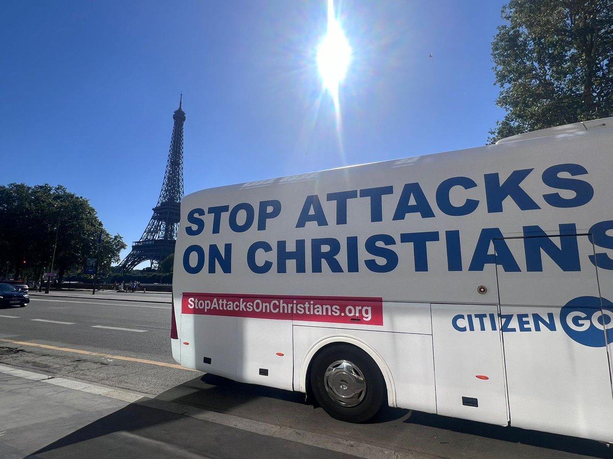 iarsuaga's tweet photo. Esta noche un fiscal en Francia, a las órdenes de Macron, ha enviado a la gendarmería francesa a secuestrar el autobús de CitizenGO en París. El bus denunciaba la burla a la Última Cena de la inauguración de los Juegos Olímpicos y exigía a las autoridades francesas y al COI que paren de atacar a los cristianos. 
Seis de nuestros compañeros fueron esposados y arrestados y pasaron la noche en el calabozo incomunicados y sin acceso a agua. 
Nuestro abogado nos dice que no hay caso, y que el fiscal mandó a la gendarmería arrestar a los compañeros aunque no hubiera caso.
Ahora vamos a querellarnos contra Macron, el fiscal general y la gendarmería. 
Los gobiernos woke cada vez son más totalitarios. Desde @CitizenGO y @hazteoir vamos a seguir denunciándolo. 
Gracias a Dios, nuestros compañeros ya han sido liberados.