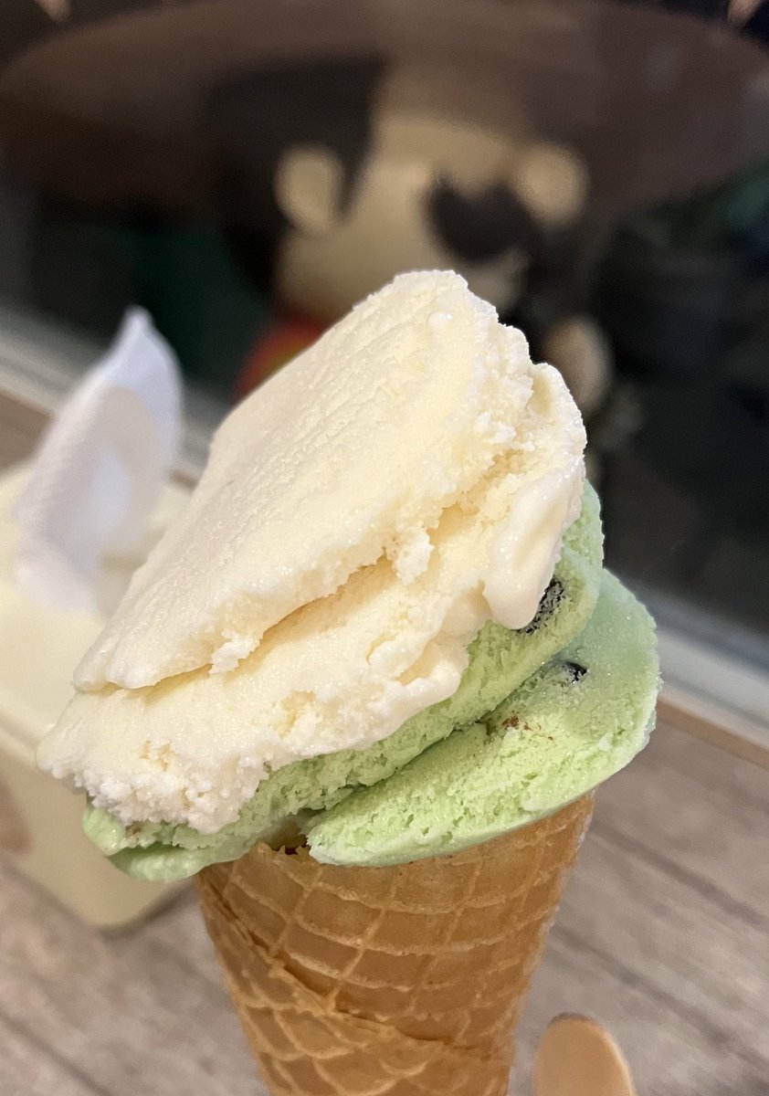 melonoren's tweet photo. klean yg pada liburan ke jogja daripada beli gelato ke tempo gelato aka temgel mending beli original gelato 🤩 ga gampang leleh, enaaak, chewy, adem, ga eneggg karna manisnya pas menurut aku☝🏻 https://t.co/ACSWvIBHCh