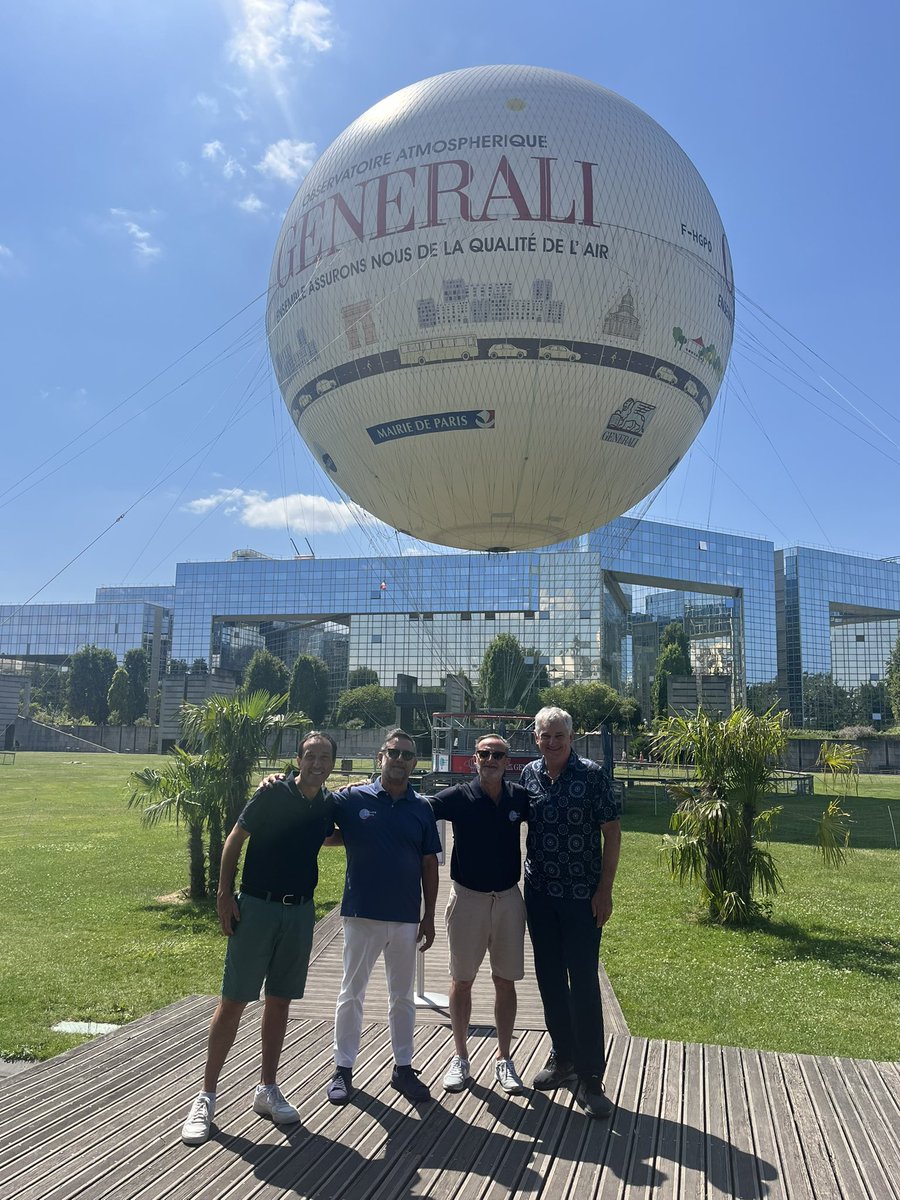 En mode JO, sur Paris, j’ai tenté ma chance au #ballongenerali au parc Citroën.
À défaut d’avoir pu voler, j’ai pris une photo 📸 avec les pilotes et l’excellent <a href="/filDkos/">Philippe Cosse</a> 
Merci Philippe pour ton accueil.
#Generali <a href="/GENERALI/">Generali Group</a> <a href="/generalifrance/">Generali France</a>