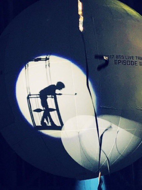 다시봐도레전드인사진임
꿀이뚝뚝떨어지는눈빛으로
위에서아미들바라보고있다는게
그림자보면더레전드임