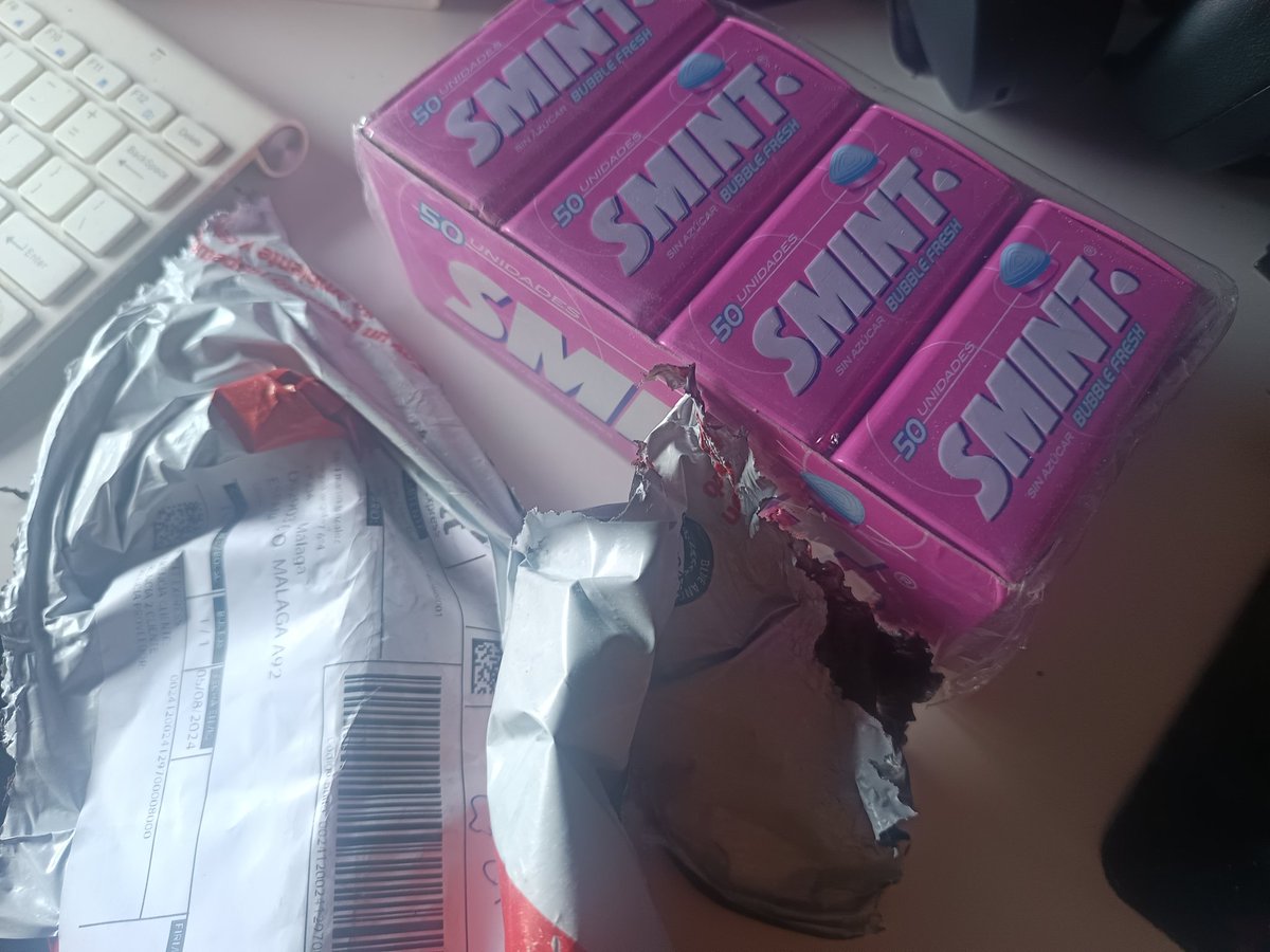 DavissMartinG's tweet photo. Pues me llegó un buen paqueton de droga, para la vuelta al curro a final de agosto 😂 estoy enganchado a esto, estos 4 sabores son los que pillo, pero siempre el rosa de bubalu(tremendo) y en el caso que no haya el de fresa, limón o cereza #Smint https://t.co/xZJXHLKSVA