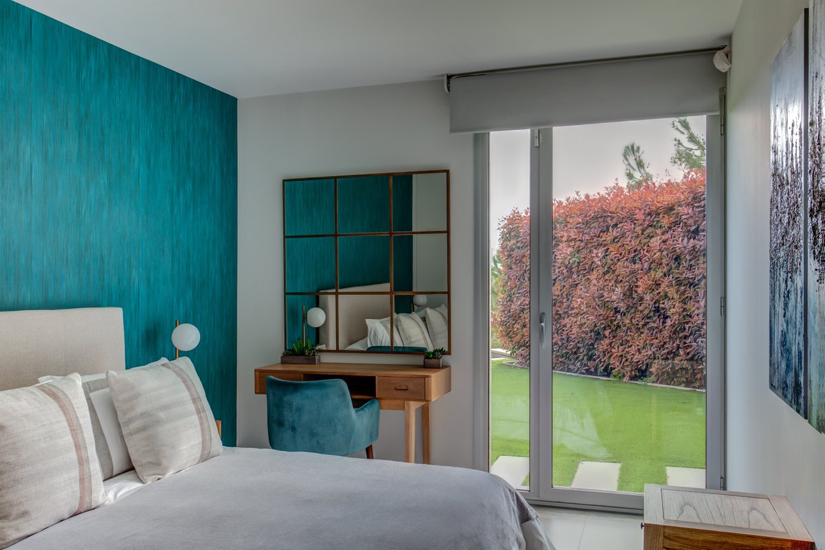 Para llenar de energía y personalidad un dormitorio, nada como un revestimiento mural potente en la pared del cabecero, y un color protagonista que haga de hilo conductor en los detalles. 
Foto <a href="/alfredoezquerra/">Alfredo Ezquerra</a>