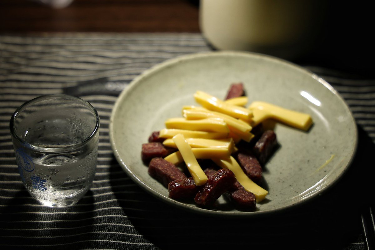 국민학교 5학년 때 처음으로 치즈와 육포를 접했다. 놀랍도록 짜고 구리구리한 미합중국의 맛.