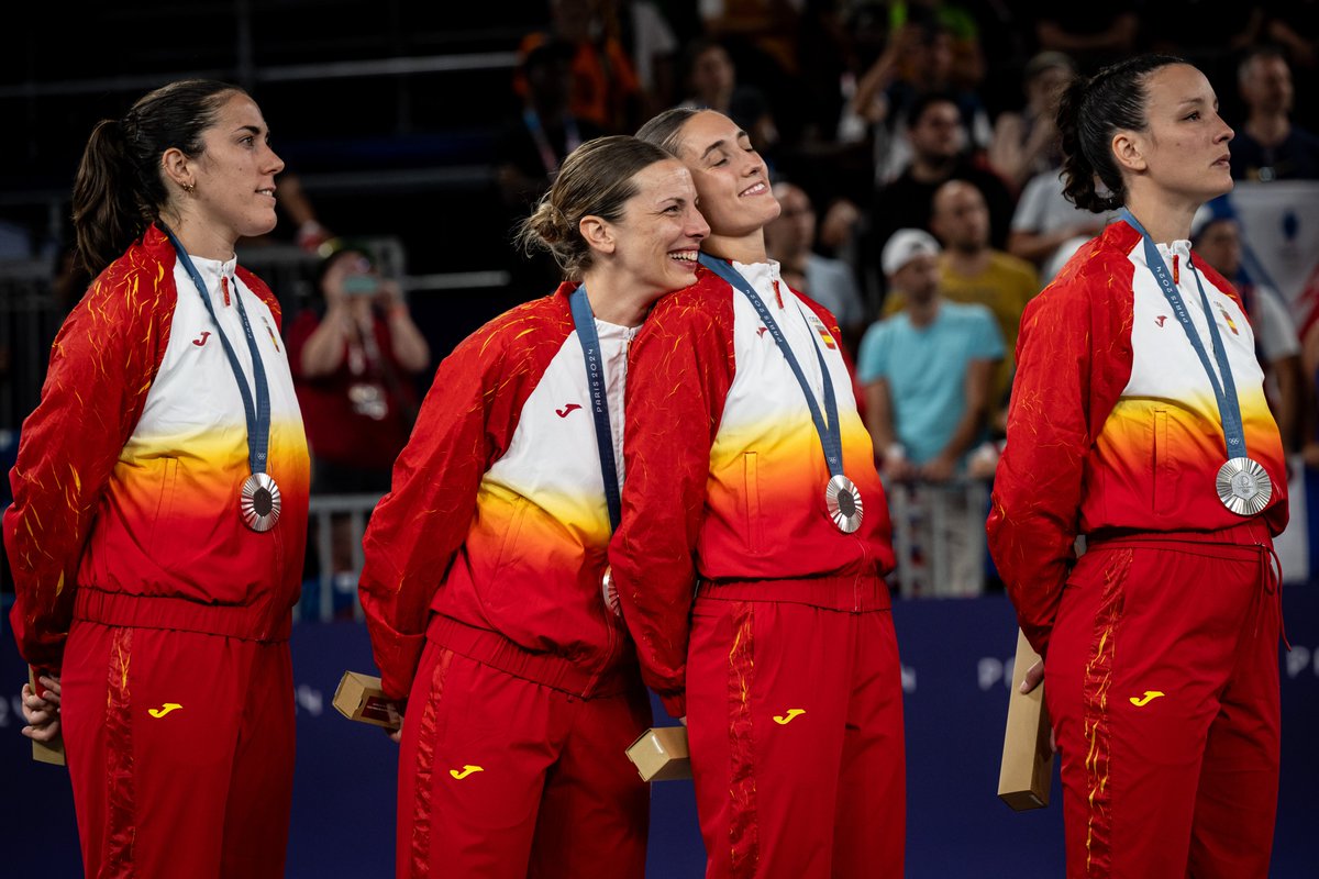 FIBA3x3's tweet photo. 🇪🇸 Spain are your #Paris2024 silver medalists! 🤩

#3x3Basketball #Olympics https://t.co/VxDwzd2IwE