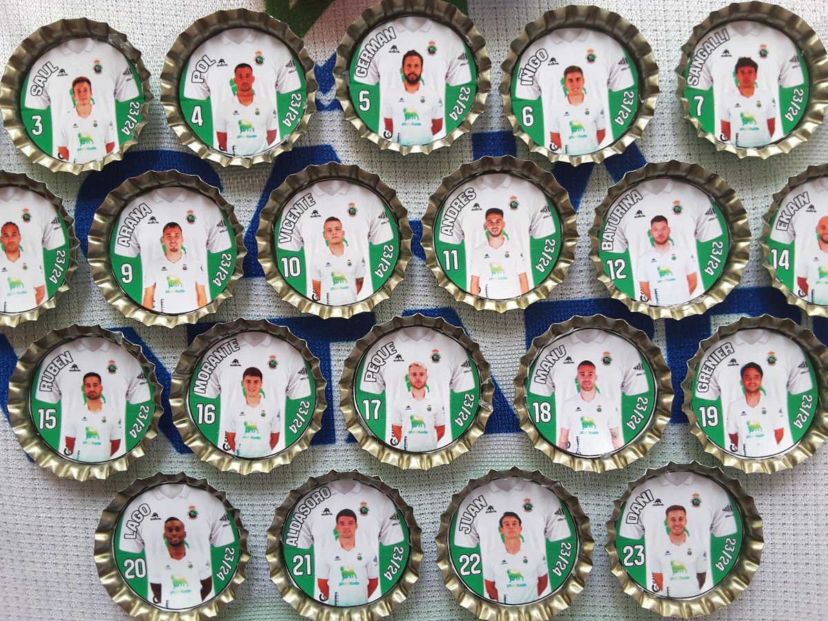 Hacemos hueco en mi colección de "cositas" de nuestro Real Racing Club. Juego de chapas de la temporada 2023/24. Muchas gracias, Jose Antonio Castañeda <a href="/Cuadrosdearena/">Jose Antonio Castañeda</a> por regalarme esta joya. Eternamente agradecido💚😉