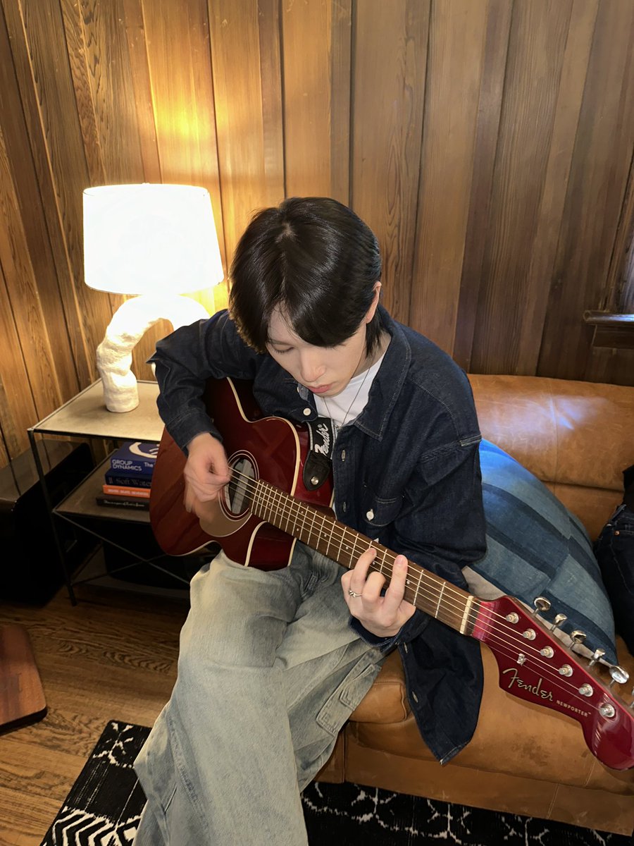 P1H_members's tweet photo. 띠로링🎸

#P1Harmony #THEO https://t.co/5hUux3nn3u