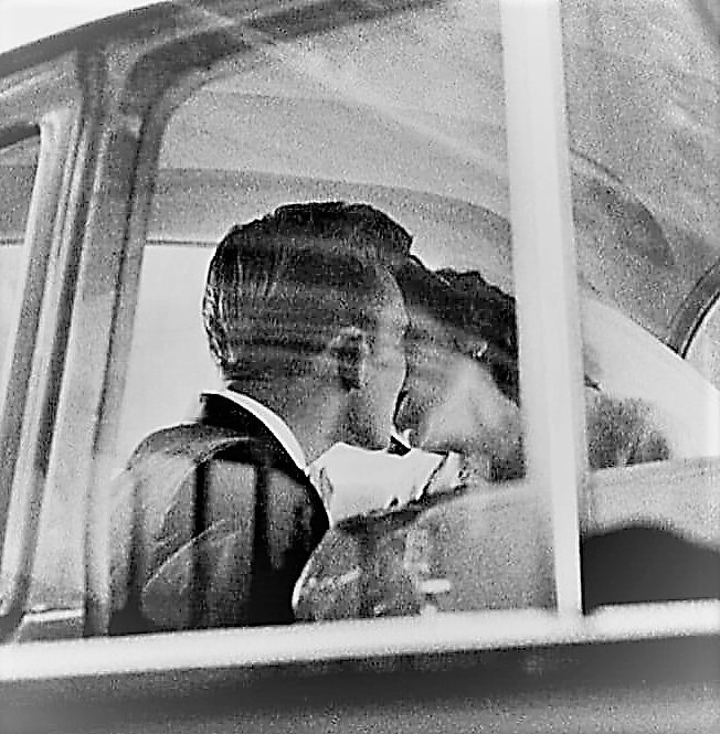 "Sea está la regla de nuestra vida: decir lo que sentimos, sentir lo que decimos.
En suma, que la palabra vaya de acuerdo con los hechos".
Séneca
📷Elliott Erwitt