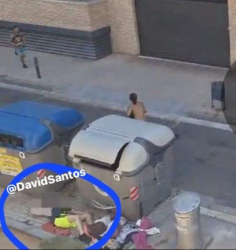 La persona del suelo ha sido asesinado de un palazo en la cabeza por 3 hombres con rasgos ÁRABES (cuentan los testigos), y todo para robarle un teléfono movil.

Ha pasado a plena luz del día en Badalona. 

¿Hasta cuándo?