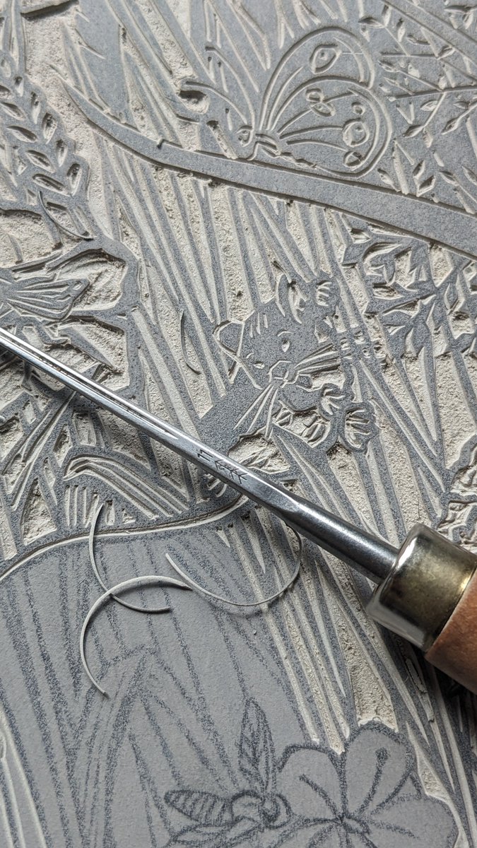 Lots of carving has been going on behind the scenes to bring to life the 4th piece in my current series about ecosystems — can you guess what it will be about?

#linocut #workinprogress