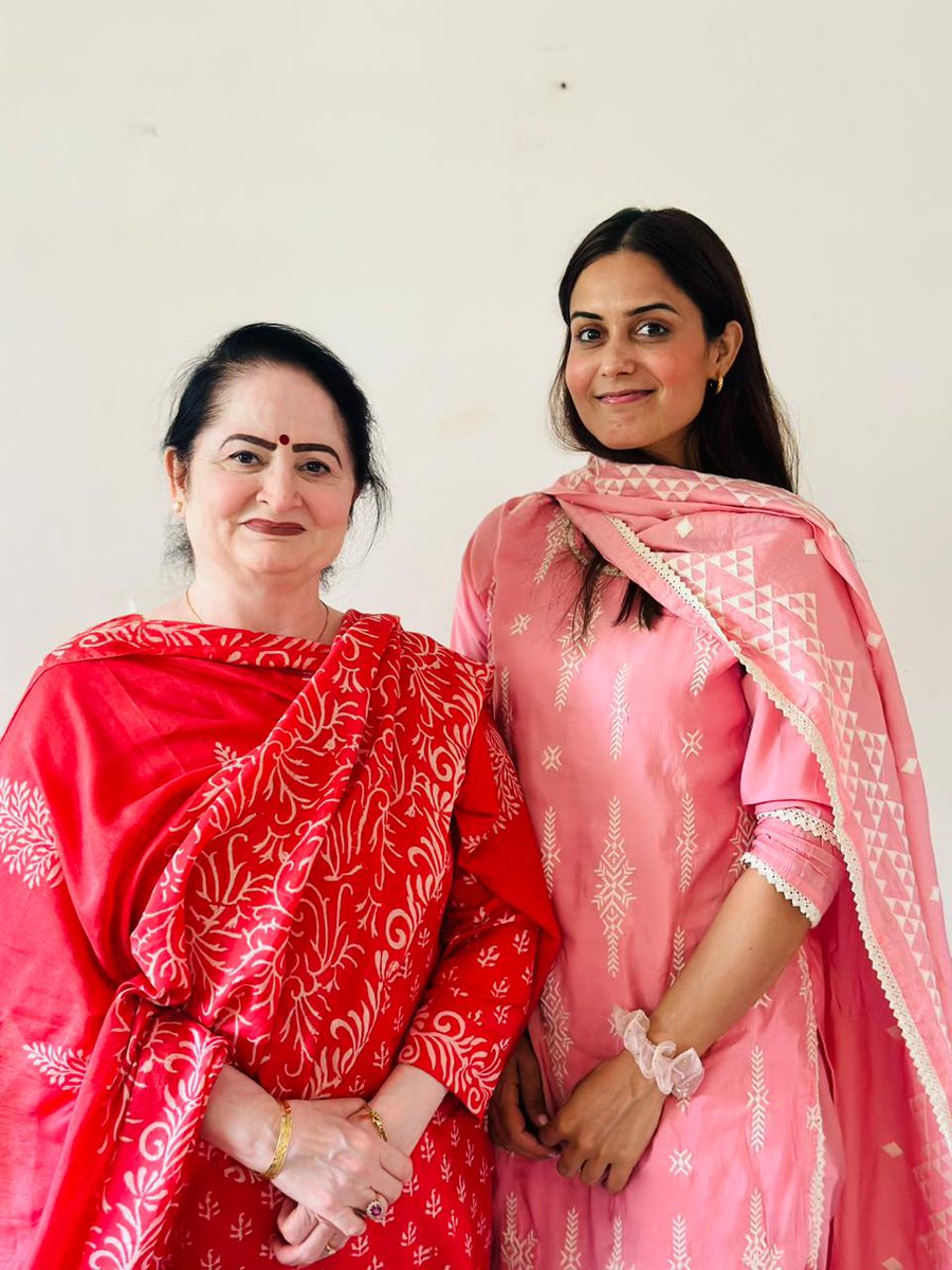 SudhaHpmc's tweet photo. "न्याय का हक़ मिलने तक" 
हरियाणा प्रदेश में लगातार महिला संगठन का विस्तार करने में हम अग्रसर है। इसी कड़ी में आज शिक्षा डागर को राज्य महासचिव के पद पर नियुक्ति करवाई। आपका पार्टी में हार्दिक स्वागत एवं अभिनंदन।
#aarahihaicongress
#panchkula #haryana
 #MahilaCongress #Congress 
#SudhaBhardwaj @MahilaCongress 
@LambaAlka  @HaryanaPMC