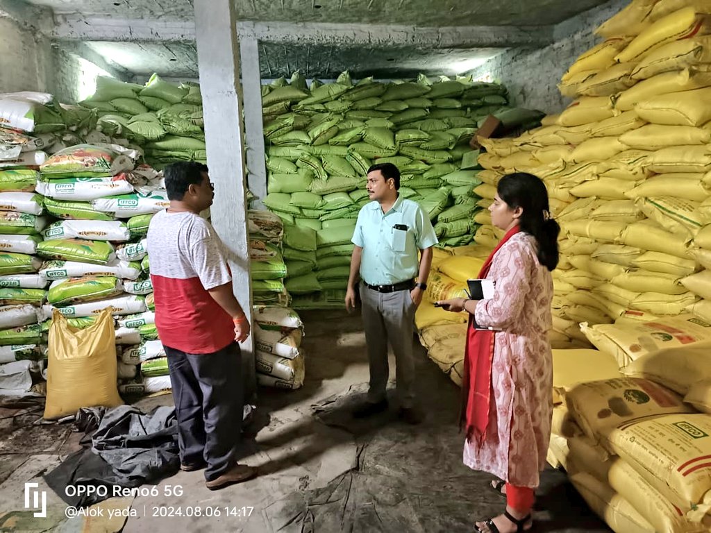 DmAmethi's tweet photo. आज दिनांक 06.08.2024 को उपजिलाधिकारी मुसाफिरखाना एवं उप कृषि निदेशक द्वारा संयुक्त रूप से तहसील मुसाफिरखाना के उर्वरक विक्रेताओं के प्रतिष्ठानों पर छापेमारी की गई। https://t.co/gfmsGmehGp