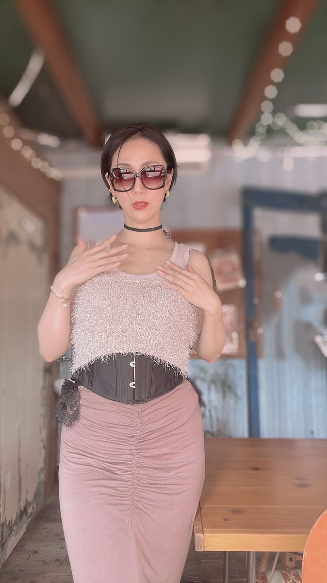 BabyDollTokyo's tweet photo. 【2024/8/6🐝】 

ヌードベージュがメインの
SUMMER CORSETコーデ。

🕶️、チョーカー、コルセットの黒で
ボンヤリしがちなベージュを引き締めて
みました。ジュエリー💎は全て@freyatokyo 

後ろはバッスルつけたのですが
写真を撮り忘れた私がいました📷😅/M https://t.co/qmzAcBgsQy