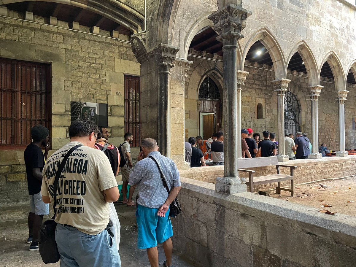 hospitalcampany's tweet photo. Calor sense sostre
Aquest estiu els carrers de Barcelona són una tortura per a les persones sense https://t.co/JLPOnbRDkz només les altes tempetatures sinó a la nit el bullici no deixa descansar. Continuem oberts cada dia com sempre. També com a refugi climàtic. @hospitalcampany https://t.co/H1sEo0zYZK