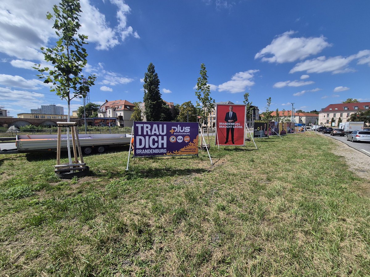 So 19 Großaufsteller für PlusBrandenburg in #Potsdam aufgestellt. Nun geht's noch schnell nach #Schönefeld und dann ist für heute Feierabend. #helfenfetzt