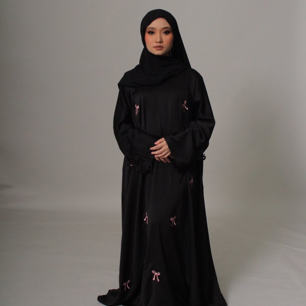 mirrr0_'s tweet photo. Hi, im a sahm &amp; currently jual this abaya for living. 

Untuk orang petite, you don't have to alter your jubah dah sebab this for you! 😍 plus point it's nursing-friendly. 

Kain dia pun sejuk &amp; tak jarang. So tak perlu risau kalau tak pakai inner.

Repost for my rizq, tq 🩷 https://t.co/zFwskHf6Di