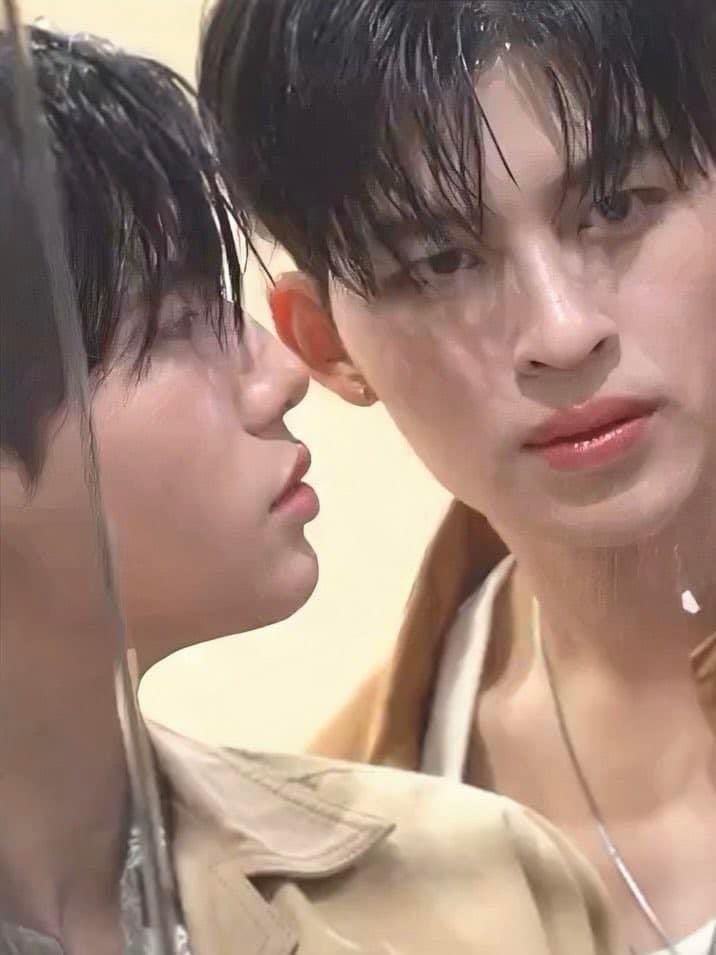 คุณครูคะ มีคนแอบมองกันคะ

#ppnaravit #phuwintang #ปอนด์ภูวินทร์ 
#KAZZxWeAre