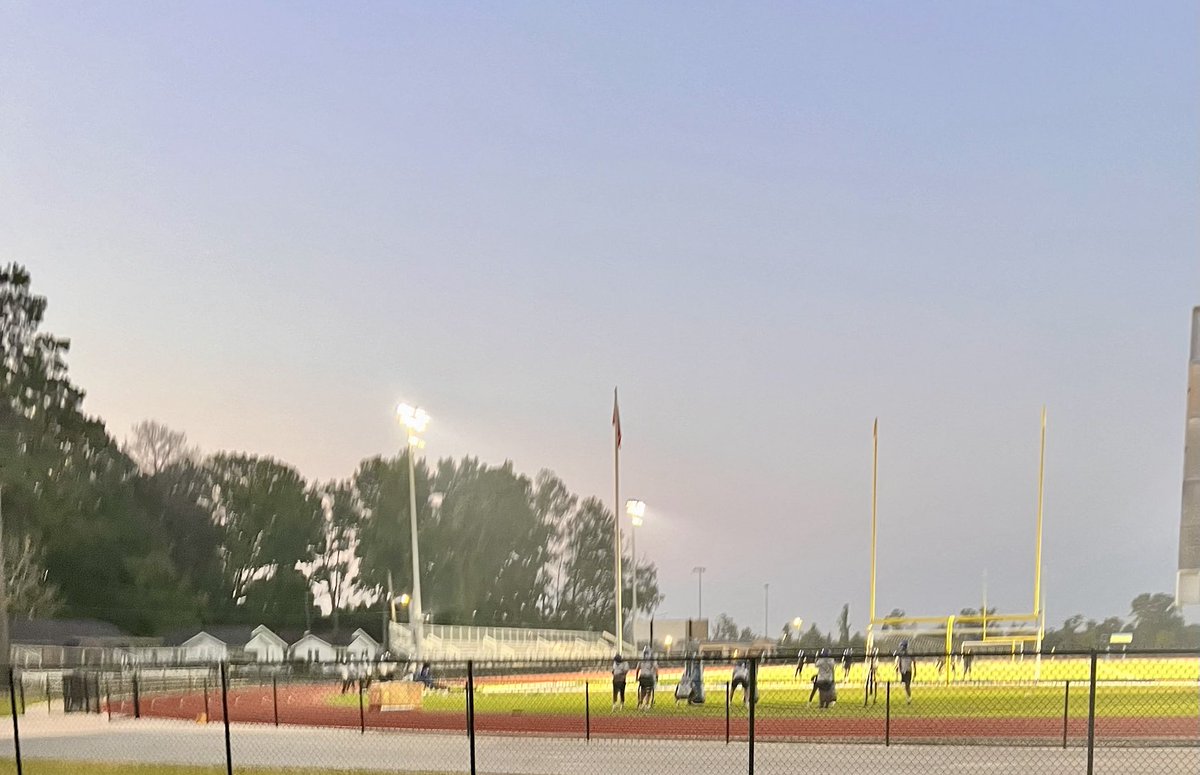 FNULNU1's tweet photo. The lights were on in the stadium at 5:45 Am‼️ They had early morning #Football practice on the same field that #Sweetness ran hard!
What could be sweeter than hearing the sounds of #HardCoaching and watching the ☀️ rise?
#KeepGrinding young men! #Respect😤🏈🙌💪🔥🙏 https://t.co/D4IEpQMsPO