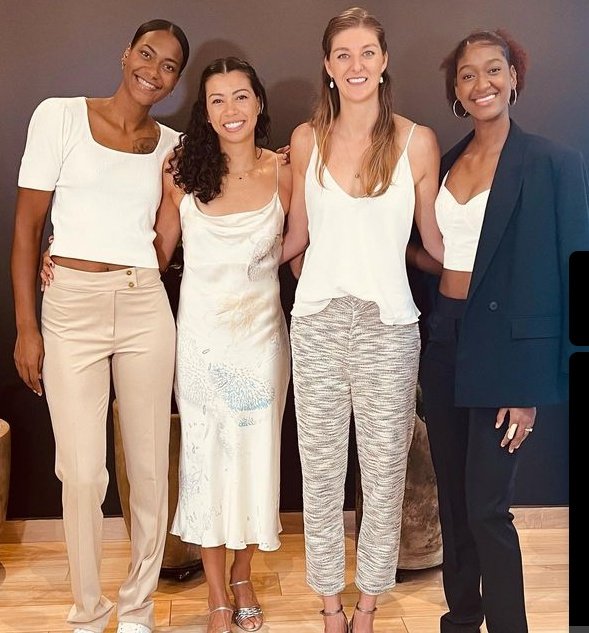 paulianesc's tweet photo. ⚠️⚠️⚠️ casos de família? ⚠️⚠️⚠️
Carolana elimina suas madrinhas de casamento depois delas terem eliminado sua esposa no jogo anterior 😱😱😱 #VoleiNaGlobo https://t.co/KFOiBSI2Co