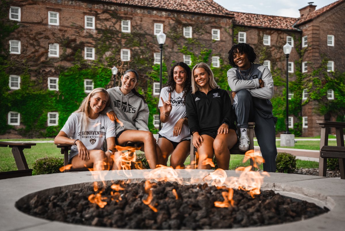 BonniesWSoccer's tweet photo. Looking good in the new gear👀 Special thanks to @Studio4East 

Update your closet with the newest Bonnies apparel using our team store⤵️
https://t.co/0To5nnjKyi

#Unfurl || #Bonnies https://t.co/fjHgRCe5Ns
