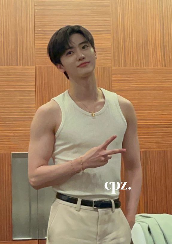 ไอ้เหี้ยยย ขออวยหน่อยเหอะ หุ่นฮีโคตรดี โคตรเฟิร์ม สัดส่วนไหล่กว้าง อกหนา ตามสเต็ปคนมีวินัย แล้วมันเขากับทรงเขามาก แบบลงตัวทุกอย่าง กุร้องไห้ หล่อเกินไป