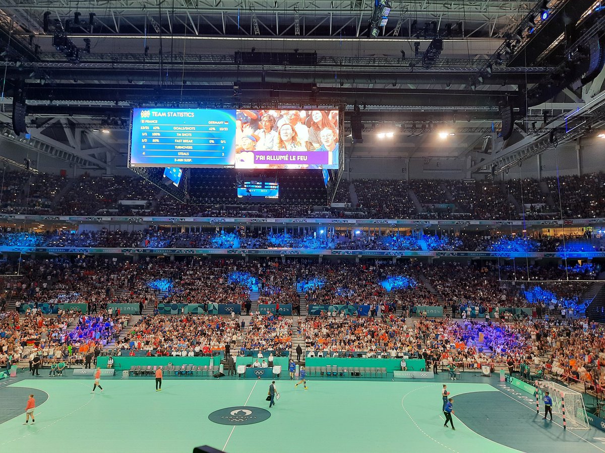 Les phases de finale de handball c'est au stade Pierre Mauroy de Lille et c'est magnifique #JO2024 : les matchs des équipes de France à suivre sur <a href="/franceinfo/">franceinfo</a> 📻