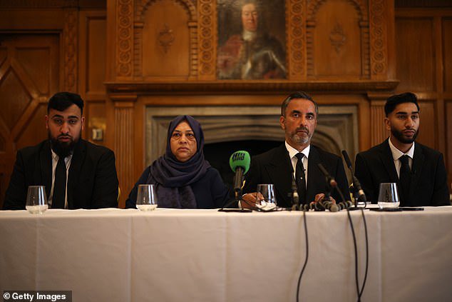 Patricia344130's tweet image. This is an outrageous move to inflame an already fragile situation.

Break a policewoman’s nose &amp;amp; break the bones of another &amp;amp; not be arrested.

So CERTAIN criminals can get away with this &amp;amp; you insist there’s no two tier policing?

@YvetteCooperMP 
@Keir_Starmer