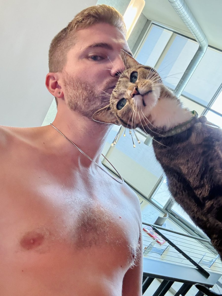 CurlzMg's tweet photo. Hello world just me and my cat again https://t.co/YAW0IX2Sz2