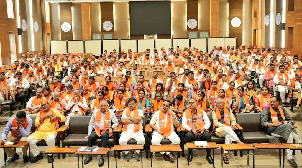 AmitThakerBJP's tweet photo. પ્રધાનમંત્રી શ્રી @narendramodi જીની દેશવ્યાપી "તિરંગા યાત્રા" અને "હર ઘર તિરંગા અભિયાન"ના આહવાન અંતર્ગત પ્રદેશ કાર્યાલય 'શ્રી કમલમ્' ખાતે કેન્દ્રીય જળશક્તિ મંત્રી અને પ્રદેશ અધ્યક્ષ શ્રી @CRPaatil તેમજ રાષ્ટ્રીય મહામંત્રી શ્રી @tarunchughbjp જી તથા સંગઠન મહામંત્રી શ્રી @ratnakar273 જીની વિશેષ ઉપસ્થિતિમાં અભિયાનની તૈયારીના ભાગરૂપે આયોજીત બેઠકમાં સહભાગી થયો. #HarGharTiranga #TirangaYatra #HarGharTirangaOnceAgain