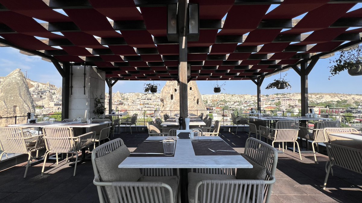 pt_hyatt's tweet image. #CARUS 

今旅唯一の無所属かつ、それなりにお値段もしましたが、十分その価値のあるホテルでした🏨

街のど真ん中にあるので、とにかく拠点として最高📍

朝食ビュッフェもトルコらしいメニューがたくさん並んでて良き🇹🇷

ロビーやテラス、中庭、レストランの雰囲気がどこも素晴らしかった✨