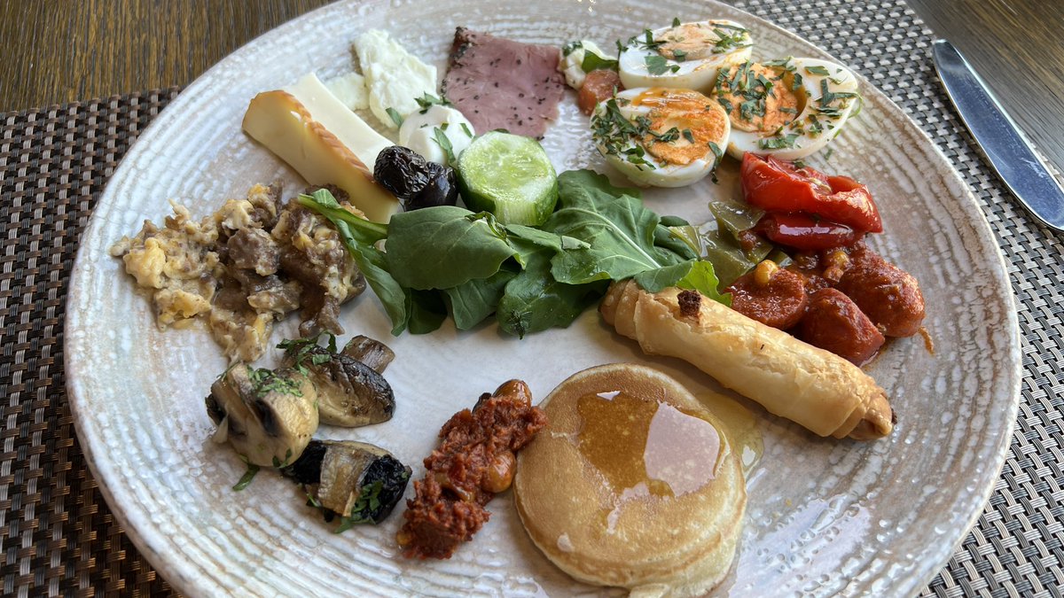 pt_hyatt's tweet image. #CARUS 

今旅唯一の無所属かつ、それなりにお値段もしましたが、十分その価値のあるホテルでした🏨

街のど真ん中にあるので、とにかく拠点として最高📍

朝食ビュッフェもトルコらしいメニューがたくさん並んでて良き🇹🇷

ロビーやテラス、中庭、レストランの雰囲気がどこも素晴らしかった✨