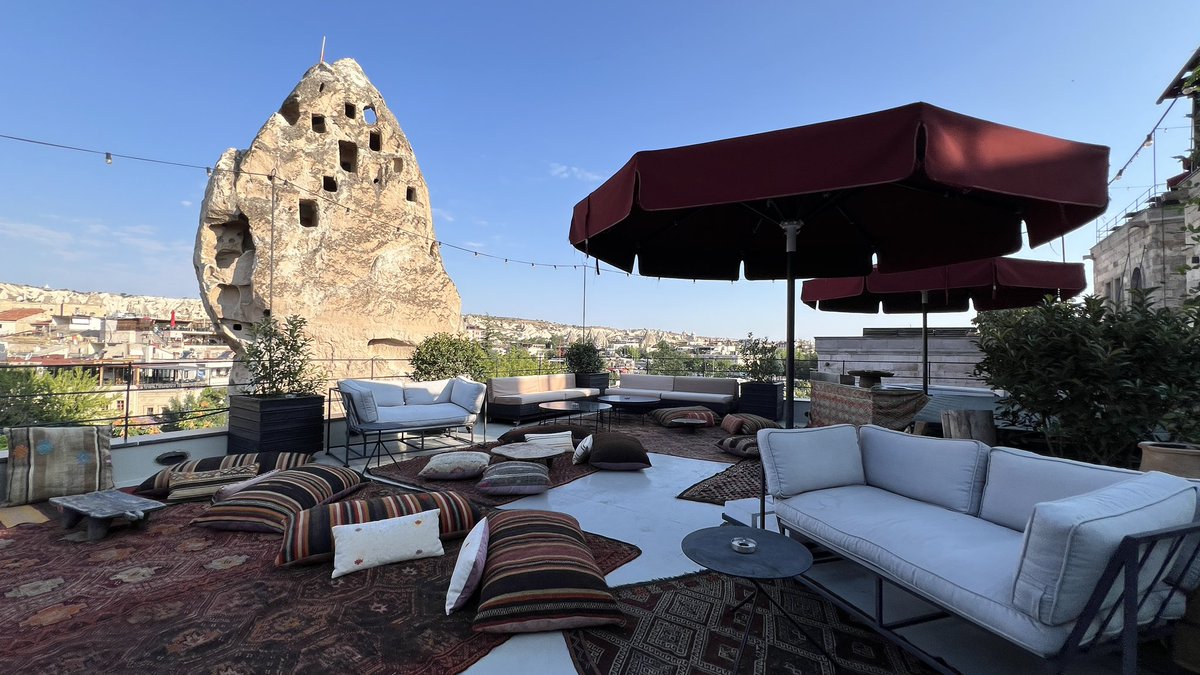 pt_hyatt's tweet image. #CARUS 

今旅唯一の無所属かつ、それなりにお値段もしましたが、十分その価値のあるホテルでした🏨

街のど真ん中にあるので、とにかく拠点として最高📍

朝食ビュッフェもトルコらしいメニューがたくさん並んでて良き🇹🇷

ロビーやテラス、中庭、レストランの雰囲気がどこも素晴らしかった✨