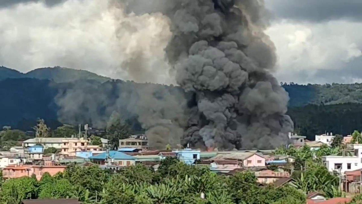 Myanmar_Now_Eng's tweet photo. Myanmar air force carries out retaliatory bombing raids in northern Shan State
---------------------------
The deadly airstrikes were evidently targeting the anti-junta fighters of the Brotherhood Alliance, who control Kutkai Township and have been gaining ground elsewhere in northern Shan State since June

Read More : https://t.co/WhvYeDZexz

#Myanmar #AirStrike #Shanstate