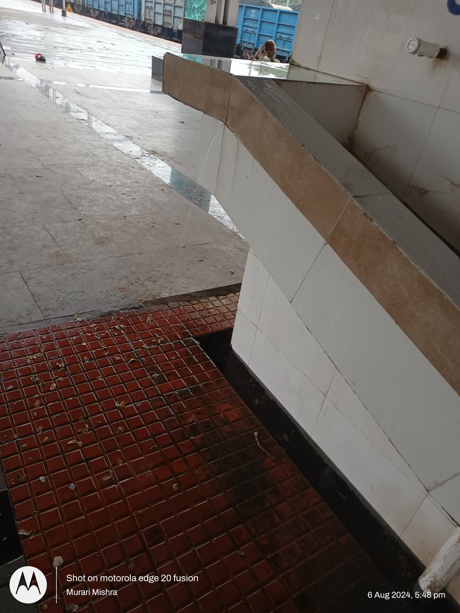 murarikmr15's tweet photo. @drmrnc @RailwaySeva महोदय ऐसी कौन सी कार्यवाही थी जो पिछले 6 दिनों में नहीं हो पाई!
आज जब मैं दुबार उस जगह पहुंचा तो समस्या जस की तस ही थी और पानी बर्बाद हो रहा था। https://t.co/dvBwNVGTEU