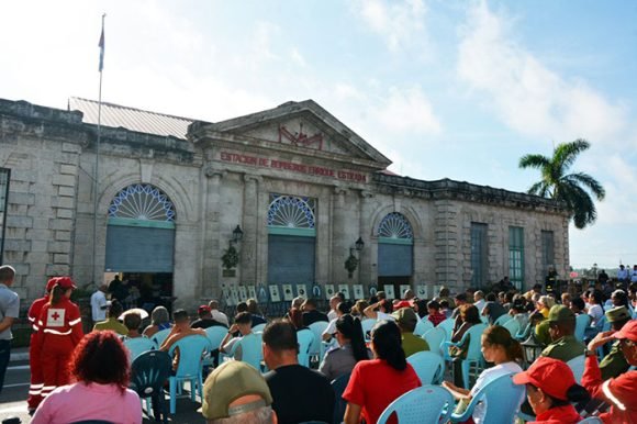 Frente al Museo de Bomberos Cuartel Enrique Estrada, en Matanzas, se rindió tributo a los caídos en el cumplimiento del deber en el incendio en la Base de Supertanqueros local hace dos años. 17 campanadas retumbaron en el entorno de la plaza de La Vigía. #Cuba