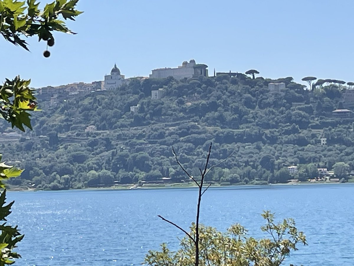 Castel Gandolfo, lago d’Albane.
Résidence d’été du Pape.