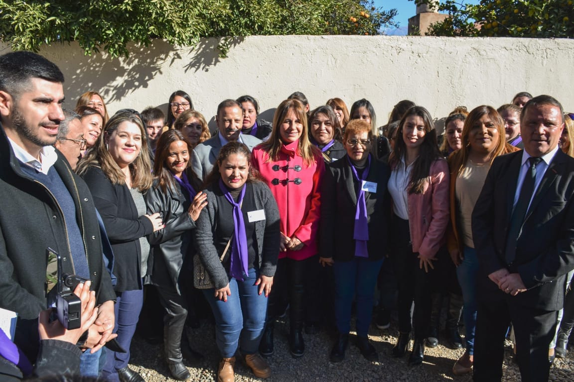 Remodelación del edificio de la Secretaria de la Mujer
En un acto encabezado por el Gobernador Ricardo Quintela y el Intendente Rodrigo BrizuelayDoria, se dejó inauguradas las remodeladas oficinas de la Secretaria de la Mujer y Familia, Igualdad y Género.