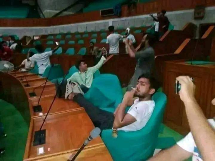बिना एलेक्शन पार्लियामेंट मेंबर बनने का आनंद लेते बांग्लादेशी नौजवान..!!😄🚬