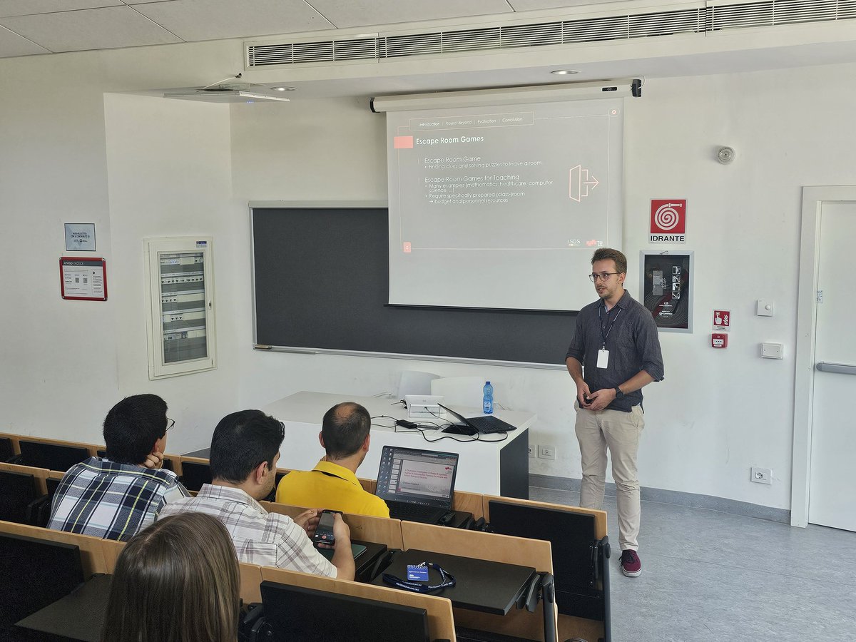 first presentation by Georg and Saeed about the potential of escape the Room games in VR for education 

Link to the paper: 
arxiv.org/pdf/2407.02981

#cog2024 #vr #elearning