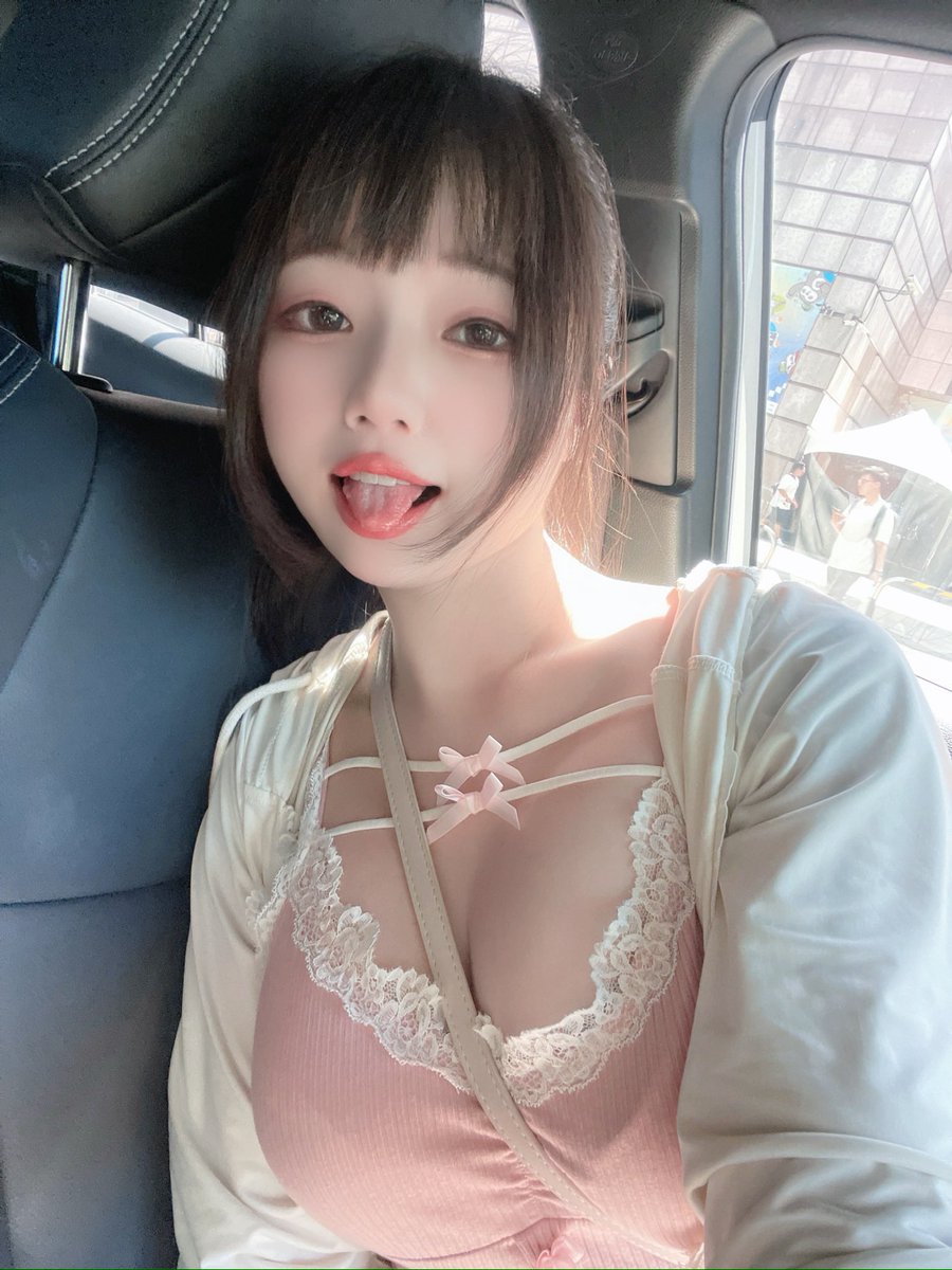 問問大家～如果你要上異性朋友的車
你會選擇坐後座，
覺得副駕應該留給對方的伴侶作為尊重
還是你會選擇坐副駕，
覺得坐後座把朋友當成司機很沒禮貌？ https://t.co/jcGbuInxbq