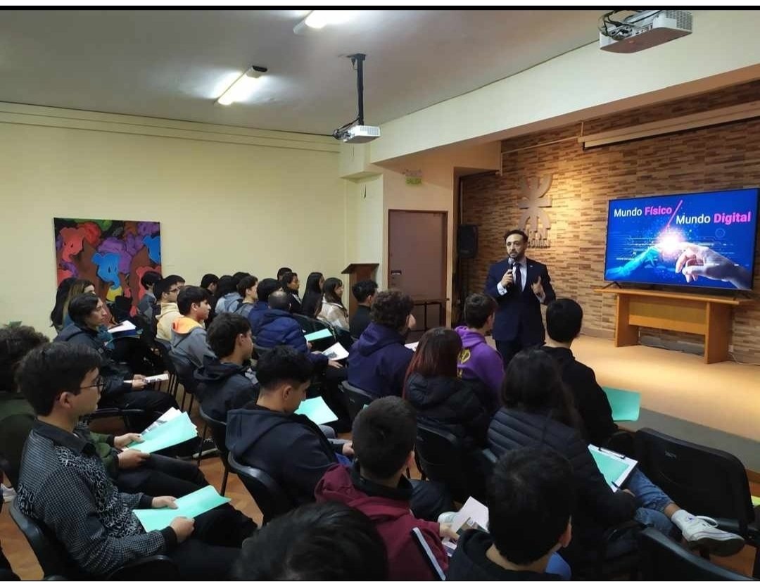 El espacio digital ha dejado de ser un entorno paralelo al mundo físico para convertirse en un tejido que lo permea y lo transforma. La interacción constante entre ambos planos, exige una adaptación consciente y responsable por parte de los ciudadanos.