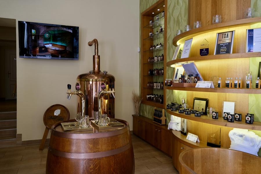 XHNews's tweet photo. Do you know ancient Egypt used ingredients from the beer brewing process for their therapeutic properties? That's where modern #beerspa originates. Do you wanna try it? https://t.co/tX2V9gARKi https://t.co/BwboX744KM