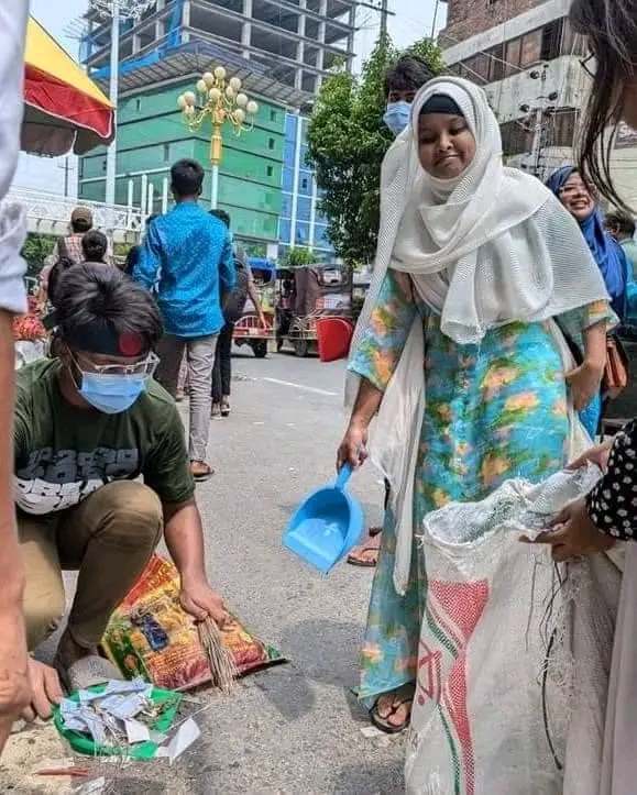 dead_n_7's tweet image. Bangladesh students cleaning the streets !

#YourAssetYourResponsibility
#WeStandWithMinorities 
#HindusAreSafeInBangladesh