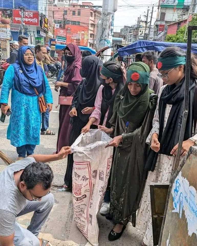 dead_n_7's tweet image. Bangladesh students cleaning the streets !

#YourAssetYourResponsibility
#WeStandWithMinorities 
#HindusAreSafeInBangladesh