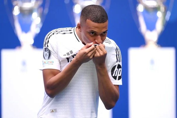 🚨 Nuevo sorteo de nuestros amigos de <a href="/Hispadrops/">Hispadrops Retro</a>

🎁 Para celebrar el nuevo récord de subida fantasy de <a href="/KMbappe/">Kylian Mbappé</a> en un mercado de <a href="/LaLigaFantasy/">LALIGA Fantasy</a> sortearán su camiseta.

👉Requisitos:

- Seguir a <a href="/Hispadrops/">Hispadrops Retro</a>
- RT a este tweet.

🔗 Pueden comprarla en hispadrops.com