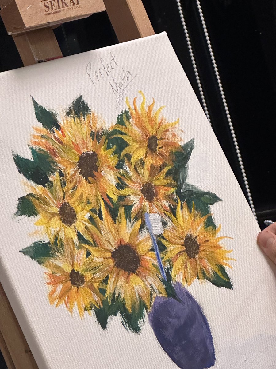 khunnoozhilla's tweet photo. Gem is so romantic!
1. He painted the artwork himself and include the sunflowers and toothbrush, the symbols they choose for eachother.
3. The comment he made to Fourth “You’ll Always Be My Sunshine.” is the slogan.
4. He posted at 18:13 which is their birthdays.
#GeminiFourth https://t.co/Q7YFKghLEM