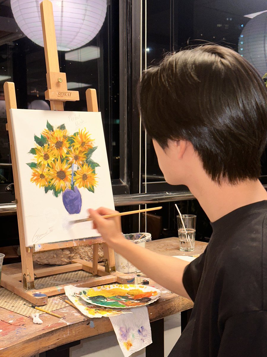 khunnoozhilla's tweet photo. Gem is so romantic!
1. He painted the artwork himself and include the sunflowers and toothbrush, the symbols they choose for eachother.
3. The comment he made to Fourth “You’ll Always Be My Sunshine.” is the slogan.
4. He posted at 18:13 which is their birthdays.
#GeminiFourth https://t.co/Q7YFKghLEM