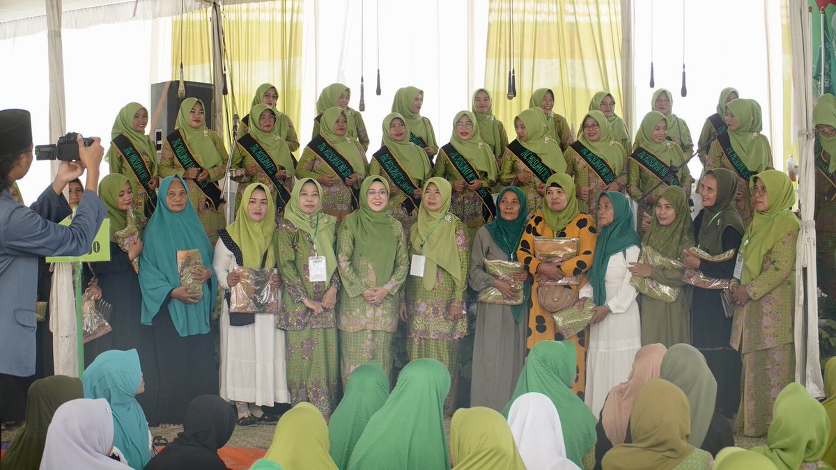 Sahabatningema's tweet photo. Ning @emaumiyyatulch bersama ibu-Ibu Muslimat NU Pimpinan Anak Cabang (PAC) Sumobito melaksanakan acara pengajian kubro dan santunan anak yatim yang diselenggarakan di Sumobito, Jombang. (4/8/24).

#ningema #emaumiyyatulchusnah #MuslimatNU #MuslimatNUJombang #NahdlatulUlama https://t.co/lFq4CjYMUw