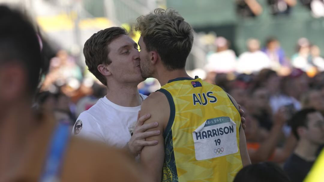 radio__zek's tweet photo. Lo scalatore Campbell Harrison sul bacio al fidanzato Justin: “Sono gli omofobi e i bigotti che dovrebbero sentirsi sgraditi nello sport. Non io. Non Justin. Non persone gay che cercano solo di vivere la propria vita senza dover mentire e nascondere chi sono”. 

#GiochiOlimpici https://t.co/wBMJQuFeUq